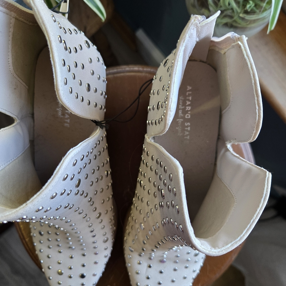 Alter'd State Studded Cream Ankle Boots sz 9 - Picture 4 of 5